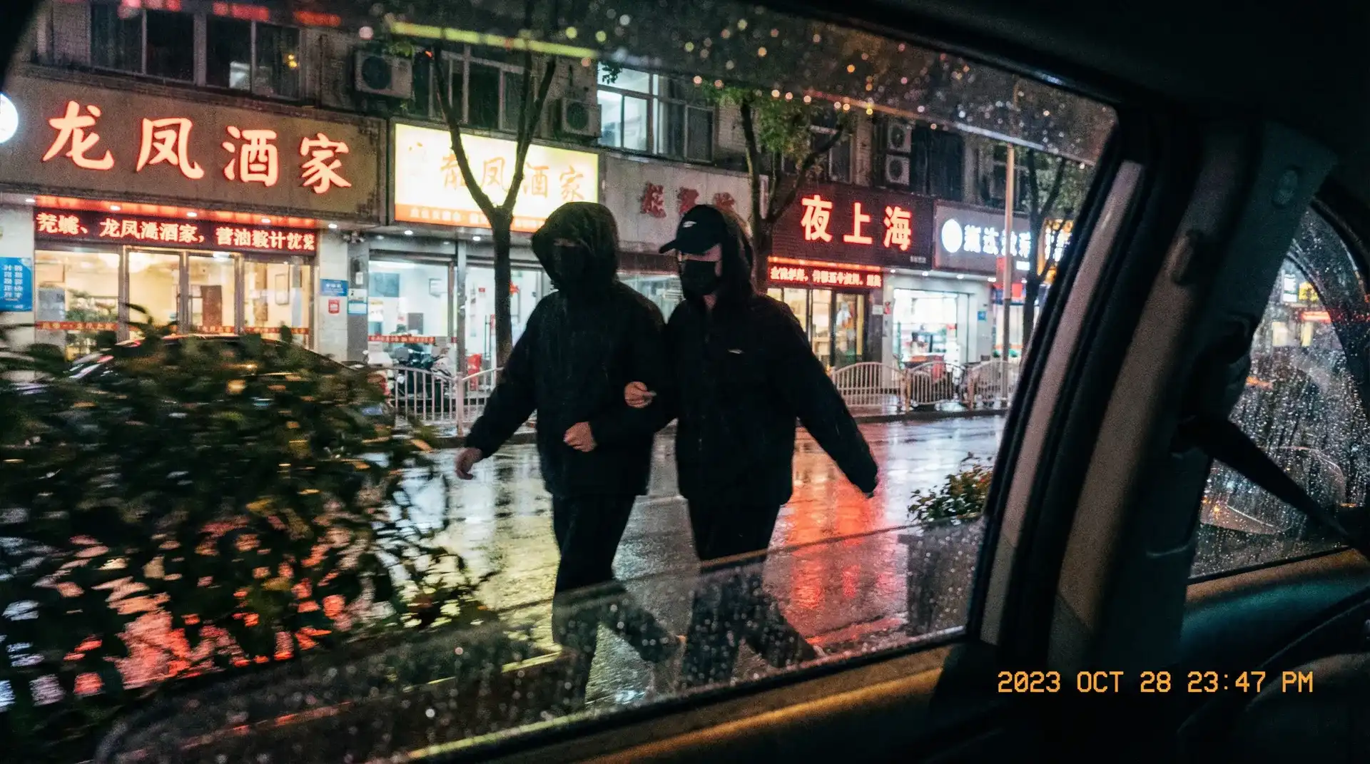 五一吃瓜网 - 顶流明星深夜密会现场抓拍照片